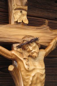 Kríž s vyrezávaným podkladom - veľký - detail